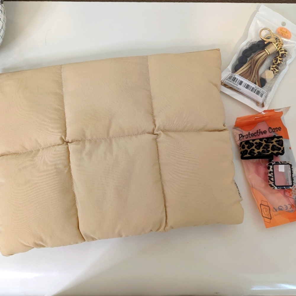 NWOT PUFFY TABLET HOLDER OR CLUTH BAG! SO UNIQUE!! SO SOFT! LOVE IT🫶